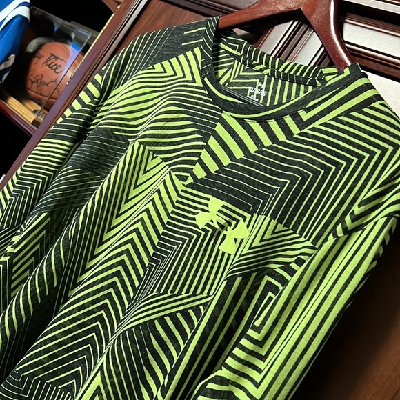 Brand New Under Armour Artistically Styled Crew Pullover Activewear Lightweight! - Picture 5 of 8